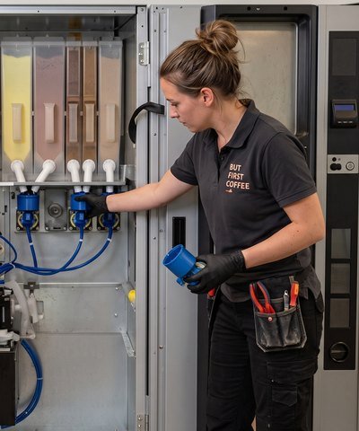 Technicienne BFC en intervention sur un distributeur